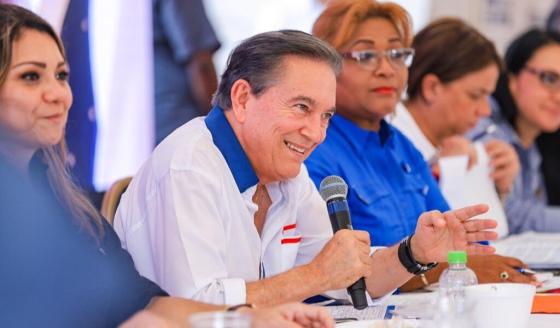 Presidente de Panamá pide a su equipo trabajar más duro