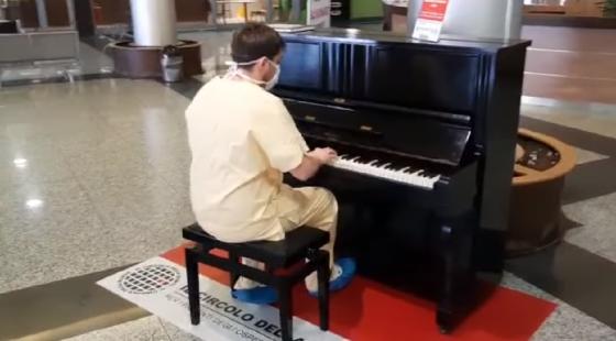 médico toca el piano