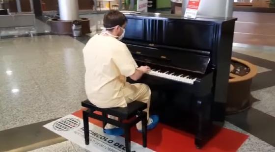 médico toca el piano médico toca el piano