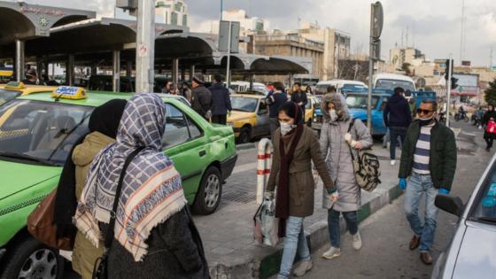 Gente con mascarillas en un sitio de taxis de Teherán, Irán, martes 3 de marzo de 2020. (Arash Khamooshi/The New York Times) 
