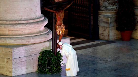 El Papa Francisco besa los pies del Cristo Milagroso de Roma Papa Francisco ante el Cristo Milagroso