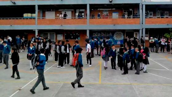 Colegios no pueden prohibir noviazgos ni manifestaciones amorosas Colegios no pueden prohibir noviazgos ni manifestaciones amorosas