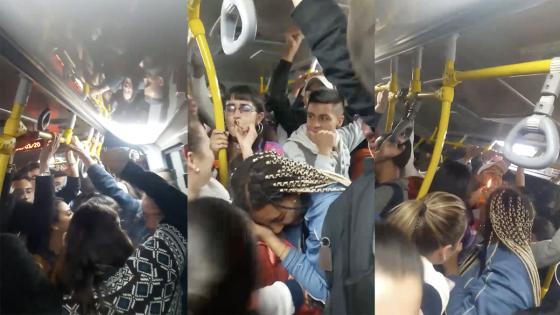 Jóvenes fuman marihuana en Transmilenio