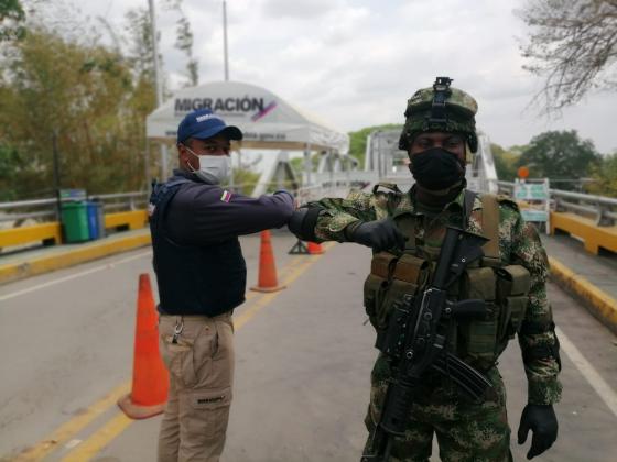 Twitter: @COL_EJERCITO Fuerzas Militares refuerzan la frontera con Ecuador
