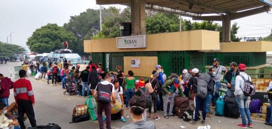 Venezolanos saliendo de Colombia