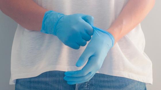 Mal uso de guantes látex.