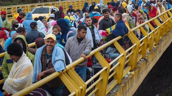 Venezolanos acampan a las afueras de Bogotá