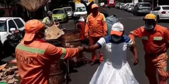 Aseadores recrean baile de XV años con un vestido encontrado en la basura Aseadores recrean baile de XV años con un vestido encontrado en la basura