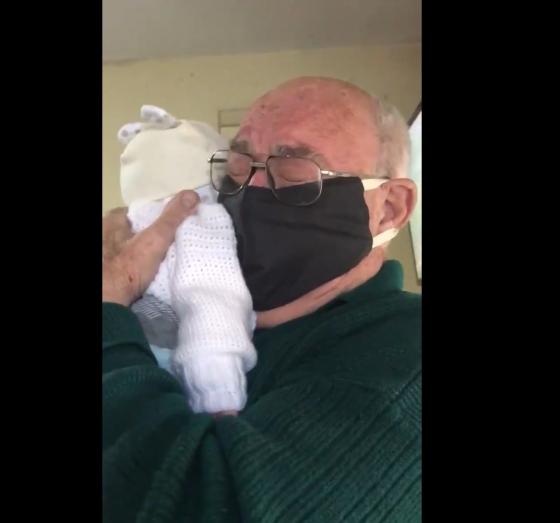 VIDEO| Abuelo rompe en llanto al conocer a su nieto en la cuarentena