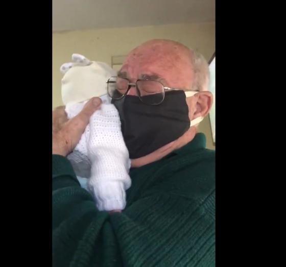 VIDEO| Abuelo rompe en llanto al conocer a su nieto en la cuarentena VIDEO| Abuelo rompe en llanto al conocer a su nieto en la cuarentena