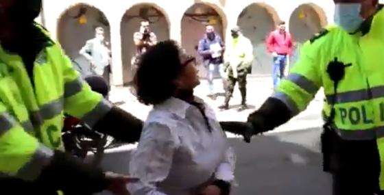Mujer agrede a policías en Tunja por pedirle que usara tapabocas