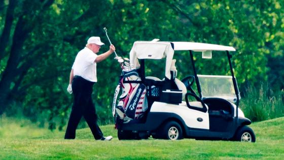 Donald Trump juega golf mientras crecen los muertos por el coronavirus Donald Trump juega golf mientras crecen los muertos por el coronavirus