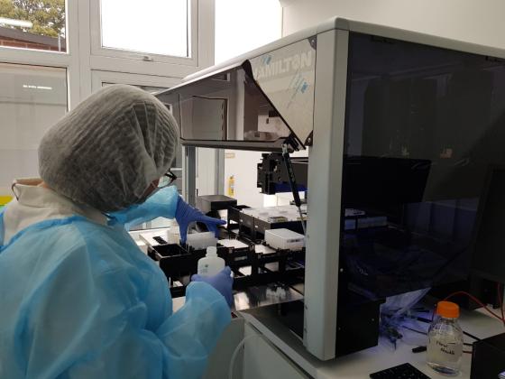 Científicos de la Universidad del Rosario con el nuevo Robot Hamilton para pruebas diágnósticas de COVID-19