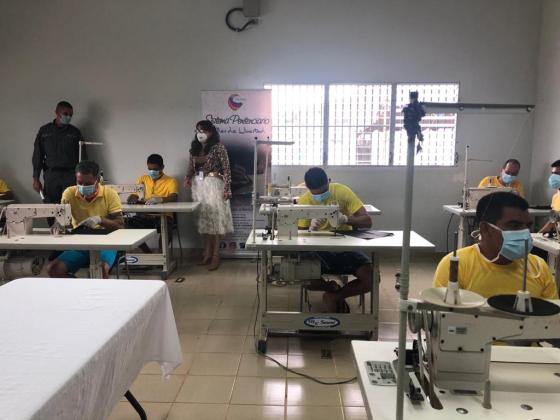 Presos panameños hacen tapabocas Presos panameños hacen tapabocas