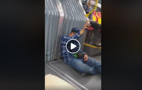 Borracho rocía alcohol en TransMilenio para protegerse del coronavirus Borracho rocía alcohol en TransMilenio para protegerse del coronavirus
