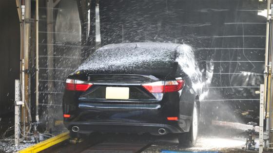 Bogotanos desinfectan carros en plena vía por $3.000 Bogotanos desinfectan carros en plena vía por $3.000