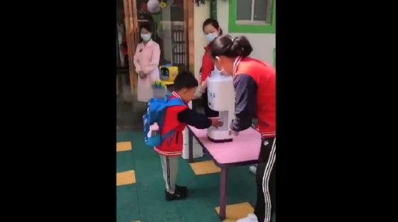 desinfección en colegio de China por coronavirus