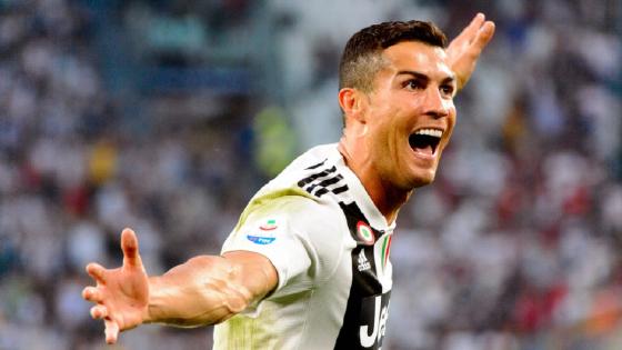 Cristiano Ronaldo encesta un balón con sus pies en entrenamiento de la Juventus
