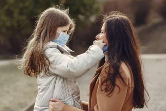 niña y mamá horarios salir a las calles