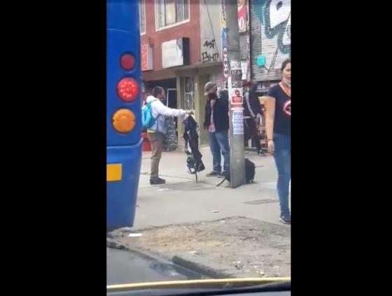 Indigación en redes por video de un hombre que se mide los tapabocas antes de comprar