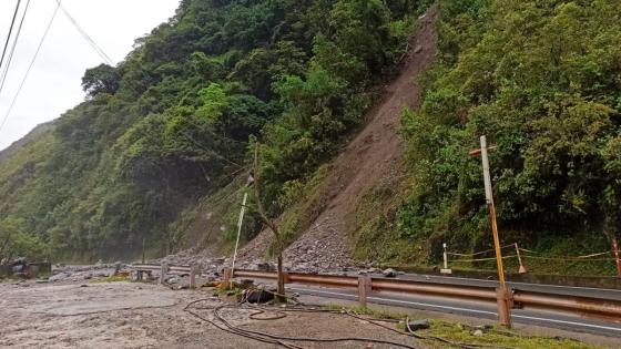 Deslizamiento vía al Llano