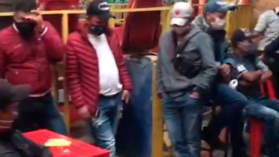 sorprenden a ciudadanos en una gallera en Kennedy sorprenden a ciudadanos en una gallera en Kennedy