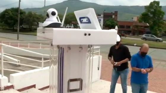 Robot que ayuda a enfrentar el coronavirus