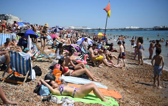 aglomeraciones en las playas al sur del Reino Unido