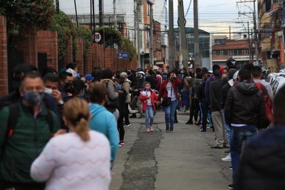 Movimiento masivo de compradores en centros comerciales.