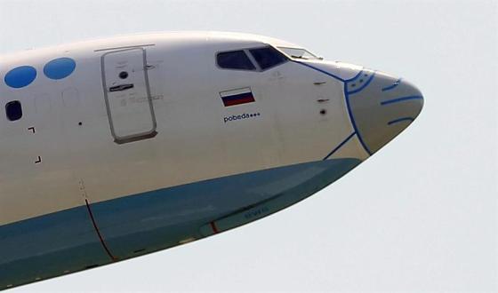 El avión lo decoraron con una mascarilla y corazones para homenajear a los médicos rusos.