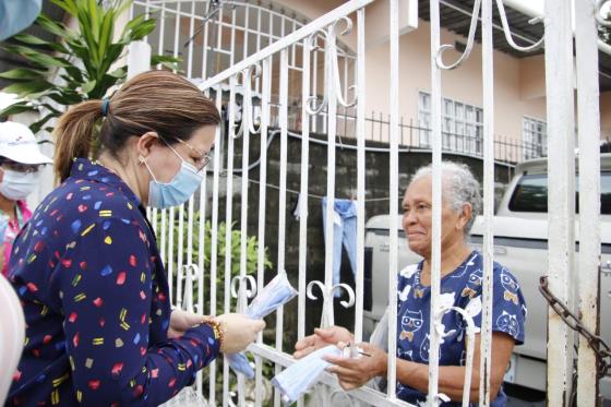 Ministra Turner junto a adulta mayor