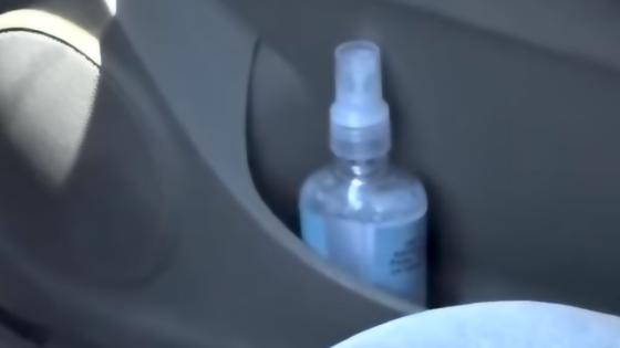 gel antibacterial en el carro