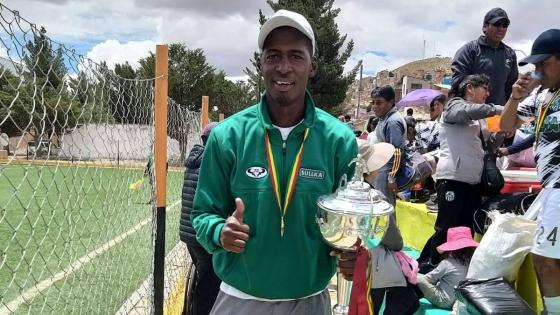 Alexander Balanta Cortes con un trofeo en Bolivia