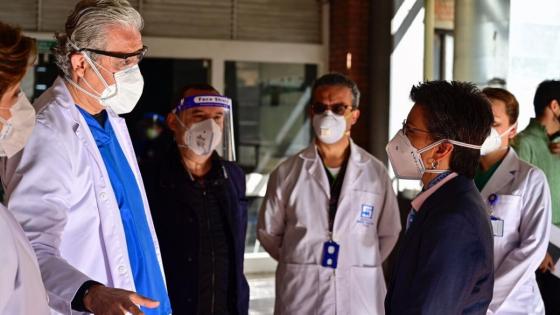 Claudia López en diálogo con los médicos del Hospital Simón Bolívar Claudia López en diálogo con los médicos del Hospital Simón Bolívar