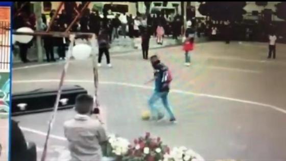 Juegan fútbol con un ataúd Juegan fútbol con un ataúd