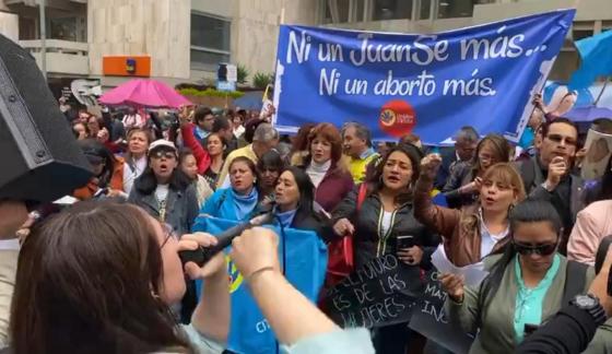 Aborto: penalizarlo o despenalizarlo por completo