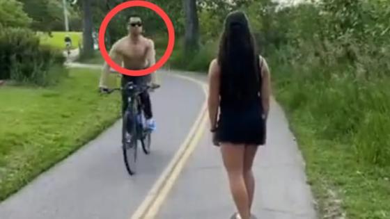 Hombre escupe a una mujer