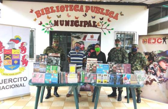 entrega de libros niños Vaupés