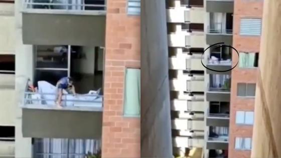 Niña juega en las barandas de un balcón Niña juega en las barandas de un balcón