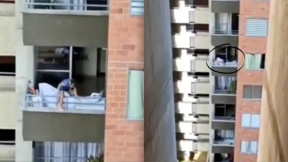 Niña juega en las barandas de un balcón