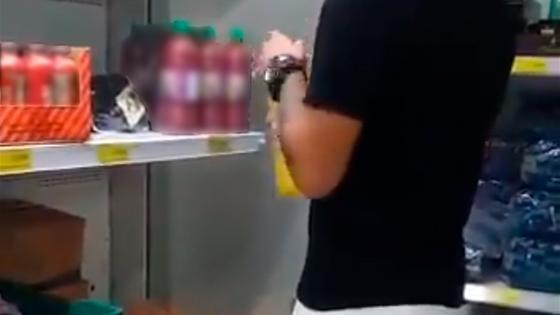 Hombre tomando jugos D1