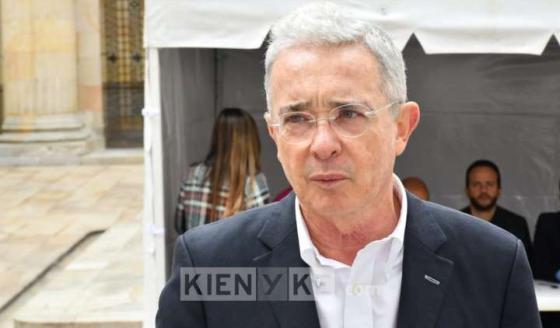 Álvaro Uribe vuelve a trinar en medio de su detención domiciliaria