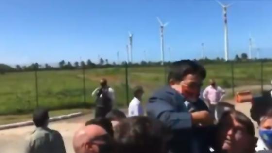 Bolsonaro alzó a un enano Bolsonaro alzó a un enano