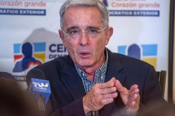 Álvaro Uribe Vélez renuncia