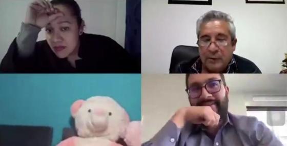 VIDEO: Juez regañó a testigo que presenció la audiencia 'echado' en la cama