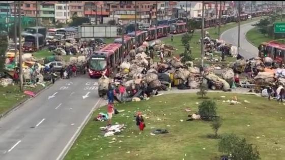 Cambuches improvisados en pleno separador de la Avenida Américas