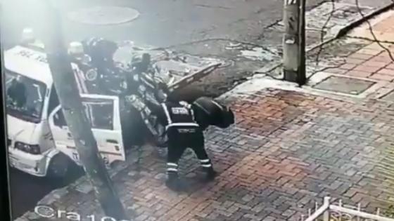 VIDEO | Sospechoso procedimiento de inmovilización de una moto enfureció a tuiteros VIDEO | Sospechoso procedimiento de inmovilización de una moto enfureció a tuiteros