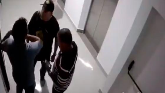 Agresores de pediatra en Barranquilla fueron desalojados del edificio Agresores de pediatra en Barranquilla fueron desalojados del edificio