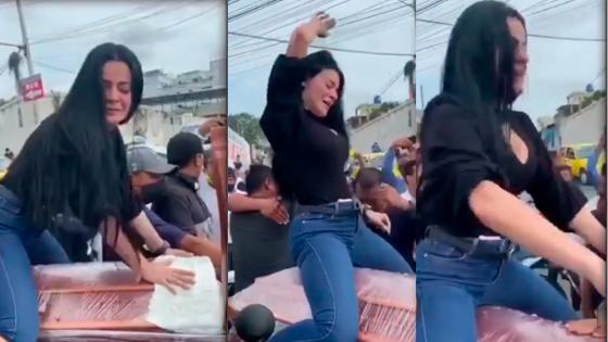 mujer perreando sobre un ataúd mujer perreando sobre un ataúd