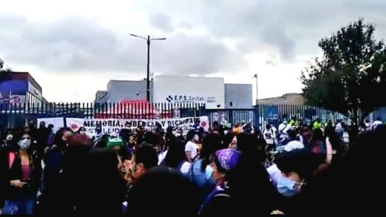 Realizan plantón frente a EPS Sanitas en Bogotá en rechazo a violación de una joven Realizan plantón frente a EPS Sanitas en Bogotá en rechazo a violación de una joven